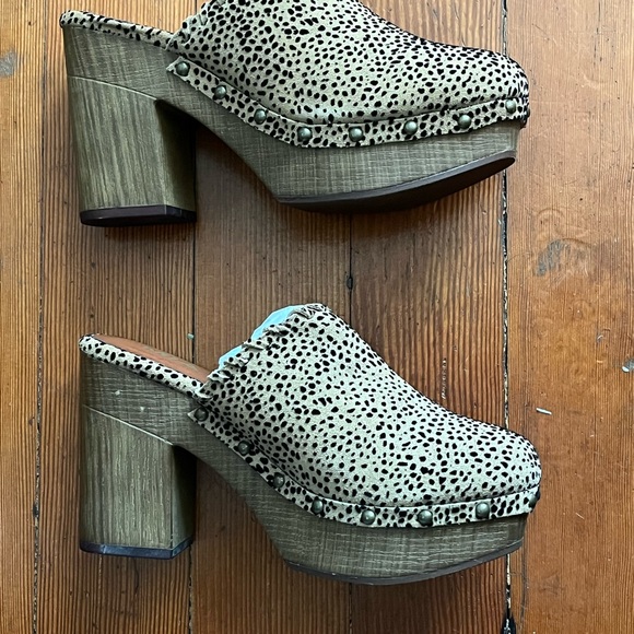 Mia Poppy Cheetah Print Clogs size 38 New - Picture 3 of 6